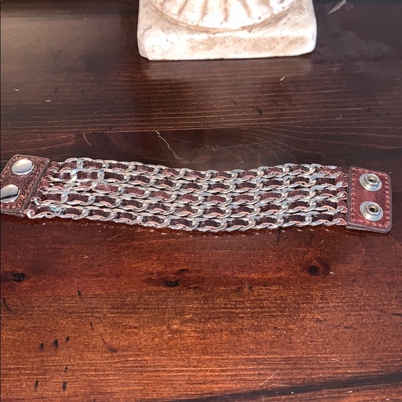 women’s leather chained bracelet - Picture 4 of 5